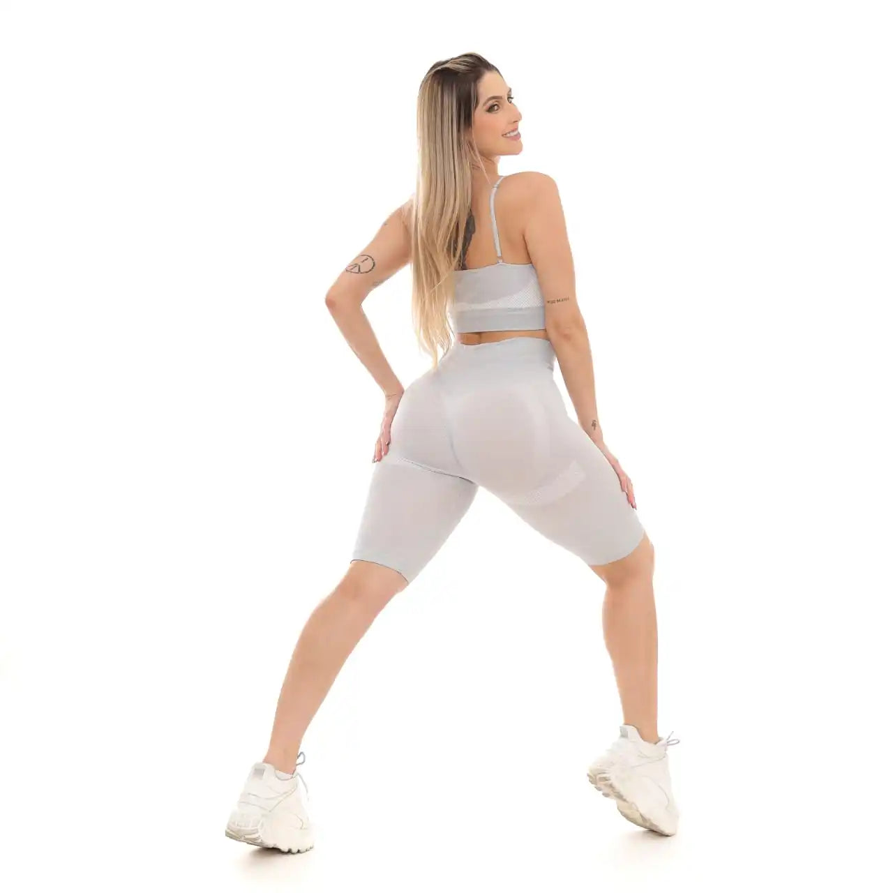 Conjunto Fitness Top e Bermuda Levanta Bumbum - Cinza Claro